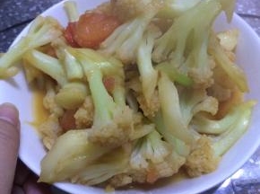 西红柿翻炒均匀，翻炒出锅。