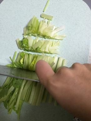 准备芹菜，洗干净，切段