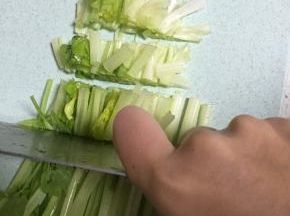 准备芹菜，洗干净，切段