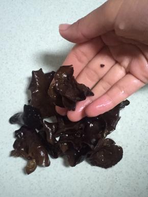 把木耳用冷水泡开，用手掰碎
