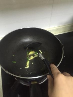 锅里倒入橄榄油，加热，放入葱姜蒜爆香