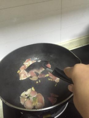 加入猪肉片翻炒2-3分钟，至变色，待变色后，加入鲜酱油、料酒和少许盐，翻炒1-2分钟