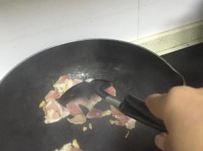 加入猪肉片翻炒2-3分钟，至变色，待变色后，加入鲜酱油、料酒和少许盐，翻炒1-2分钟