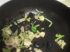 加入芹菜和木耳分别翻炒均匀，2-3分钟