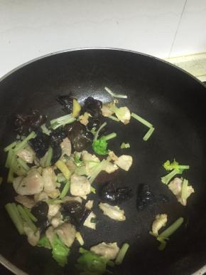 加入少量的水，依次加入少量鲜酱油和盐，炒匀