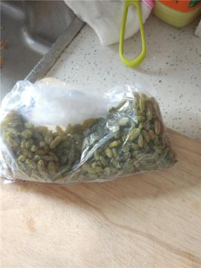 准备葡萄干适量,清水洗干净