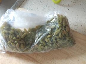 准备葡萄干适量,清水洗干净