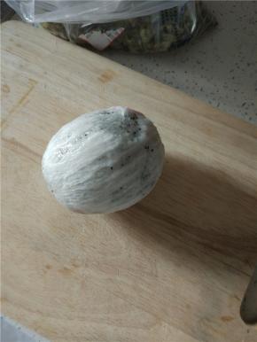 火龙果一个，去皮切小块