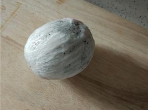 火龙果一个，去皮切小块