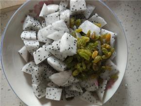 切好的火龙果放入盆内，加入洗干净的葡萄干