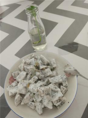 倒入酸奶，搅拌均匀