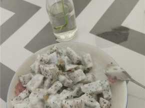 倒入酸奶，搅拌均匀