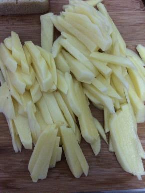 土豆清洗干净削皮，切成粗条状。