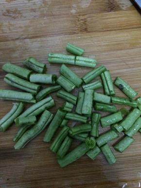 芸豆摘好切成小短装。