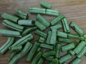芸豆摘好切成小短装。