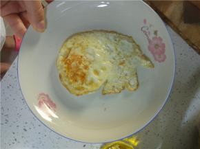 鸡蛋煎熟备用，根据自己的喜好，掌握输的程度