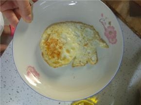 鸡蛋煎熟备用，根据自己的喜好，掌握输的程度
