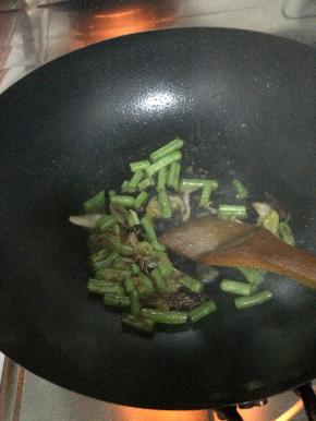 锅内放入适量油，先把葱放入锅内爆炒。