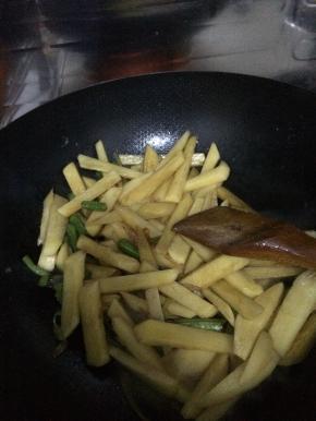 随后放入芸豆炒3分钟左右。把土豆放入锅内翻炒