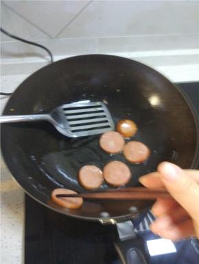 锅内放油，加热放入火腿，煎至两面微黄