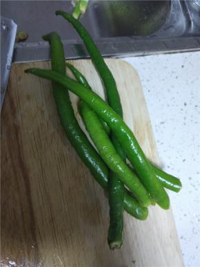 青椒清洗干净，切碎