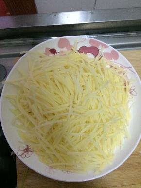 土豆清洗干净切成丝状