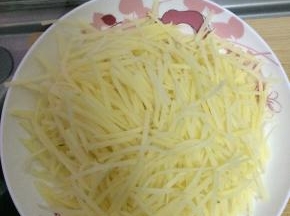 土豆清洗干净切成丝状