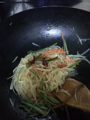 锅内放入食用油放入辣椒葱花爆炒。把切好的土豆丝放入锅内翻炒，加入适量酱油和醋。