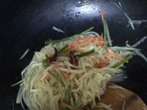 锅内放入食用油放入辣椒葱花爆炒。把切好的土豆丝放入锅内翻炒，加入适量酱油和醋。