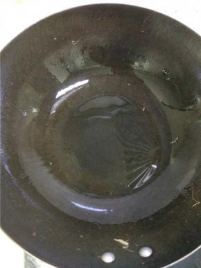 锅内放油，晃动锅，让整个锅底都沾上油