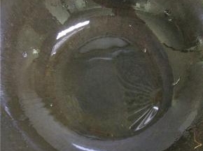锅内放油，晃动锅，让整个锅底都沾上油