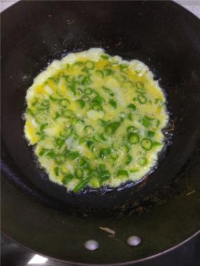 全程开小火，倒入蛋液，晃动锅形成一个厚薄均匀的蛋饼