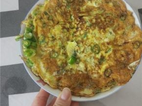 待一面凝固之后，翻面两面煎至微黄色即可出锅