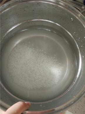 放入锅内大火煮开，一边煮一遍搅拌，防止粘锅