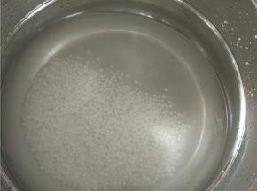 放入锅内大火煮开，一边煮一遍搅拌，防止粘锅