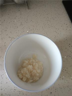 准备适量的酒酿放入碗内