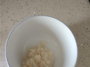 准备适量的酒酿放入碗内