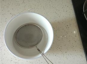 煮好的西米用漏勺捞出，放入酒酿里面