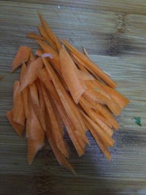 胡萝卜削皮，切成长条状。