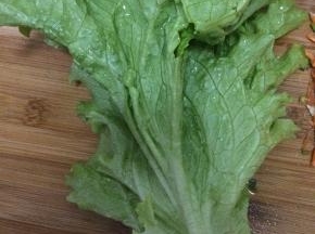 生菜清洗干净，切成小块状。