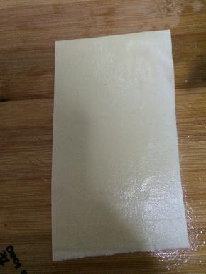 把整张豆腐皮打开，切成几张长方形状。（不要太大）