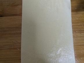 把整张豆腐皮打开，切成几张长方形状。（不要太大）