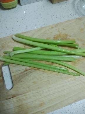 芹菜洗净控干水分备用