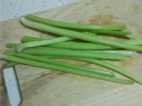 芹菜洗净控干水分备用