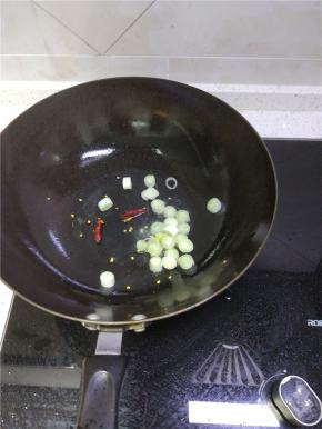 锅内放油放入葱姜蒜爆香