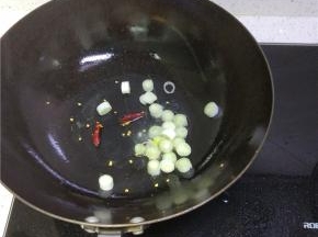 锅内放油放入葱姜蒜爆香