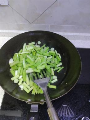加入芹菜进行翻炒