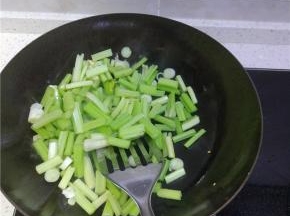 加入芹菜进行翻炒