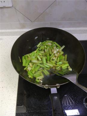 放入适量的盐、酱油、醋进行调味