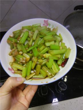 全程大火，三分钟左右，芹菜断生之后拌匀出锅